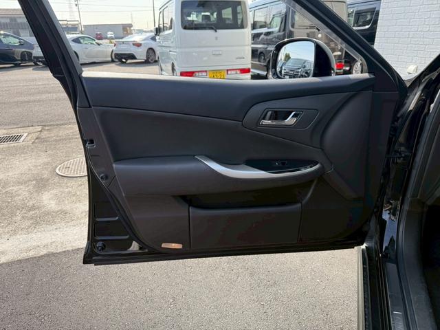 クラウン アスリートＧパッケージ　サンルーフ　純正ナビ　フルセグＴＶ　バックカメラ　ＨＩＤヘッドライト　プッシュボタンスタート　スマートキー　ＤＶＤ　パワーシート　アクセサリーソケット　電動サンシェード　ＴＲＤ１９インチアルミホイール（67枚目）