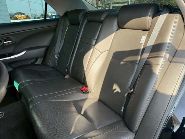 クラウン アスリートＧパッケージ　サンルーフ　純正ナビ　フルセグＴＶ　バックカメラ　ＨＩＤヘッドライト　プッシュボタンスタート　スマートキー　ＤＶＤ　パワーシート　アクセサリーソケット　電動サンシェード　ＴＲＤ１９インチアルミホイール（73枚目）