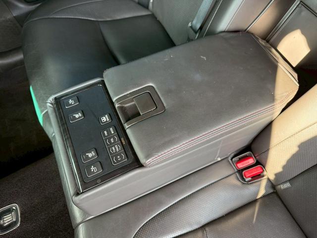 クラウン アスリートＧパッケージ　サンルーフ　純正ナビ　フルセグＴＶ　バックカメラ　ＨＩＤヘッドライト　プッシュボタンスタート　スマートキー　ＤＶＤ　パワーシート　アクセサリーソケット　電動サンシェード　ＴＲＤ１９インチアルミホイール（76枚目）