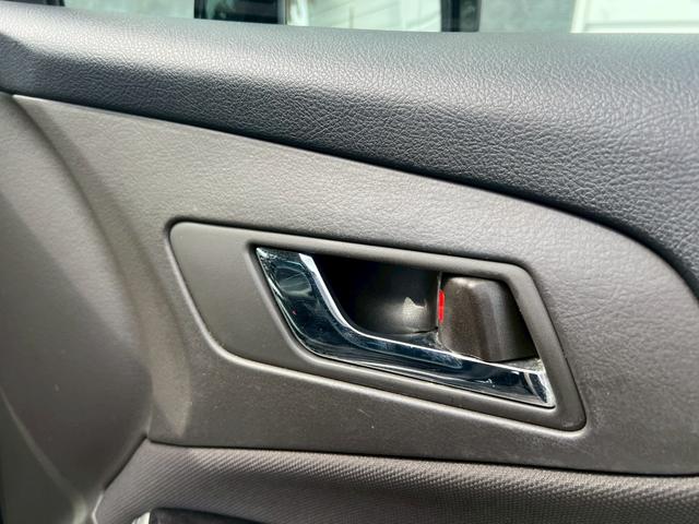 クラウン アスリート　スペシャルナビパッケージ　メーカーナビ　バックカメラ　ＥＴＣ　シートカバー　プッシュボタンスタート　サイドエアバッグ　盗難防止装置　オートクルーズ　オートエアコン　ＥＴＣ付き　エアバッグ　衝突安全ボディ　ＤＶＤ再生　ＨＤＤナビ（50枚目）