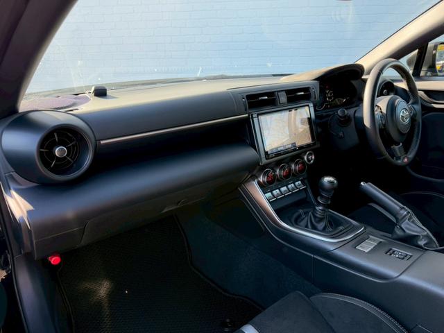 GR86 RZ MT TRDエアロ(F/S/R) 純正9インチナビ シートヒーター リアフォグ バックカメラ フルセグTV クルーズコントロール LEDヘッドライト ETC ハーフレザーシート 後側方警戒支援システム(42枚目)