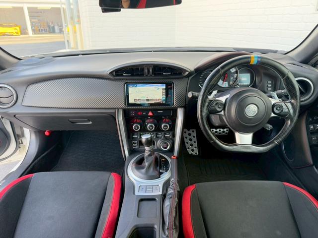 ８６ ＧＴ　ＴＲＤエアロＬＥＤ付（Ｆ／Ｓ／Ｒ／トランク）　ブレンボブレーキ　ＡＤＶＡＮレーシングＧＴ１８インチアルミホイール　ブリッツ車高調　ＧＲｅｄｄｙステアリング　ケンウッドナビ　バックモニター　オートライト（2枚目）