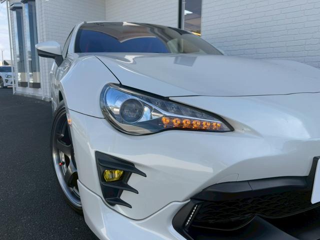 ８６ ＧＴ　ＴＲＤエアロＬＥＤ付（Ｆ／Ｓ／Ｒ／トランク）　ブレンボブレーキ　ＡＤＶＡＮレーシングＧＴ１８インチアルミホイール　ブリッツ車高調　ＧＲｅｄｄｙステアリング　ケンウッドナビ　バックモニター　オートライト（17枚目）