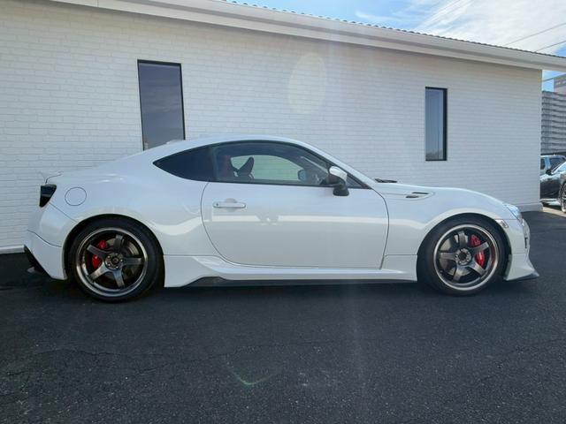 ８６ ＧＴ　ＴＲＤエアロＬＥＤ付（Ｆ／Ｓ／Ｒ／トランク）　ブレンボブレーキ　ＡＤＶＡＮレーシングＧＴ１８インチアルミホイール　ブリッツ車高調　ＧＲｅｄｄｙステアリング　ケンウッドナビ　バックモニター　オートライト（19枚目）