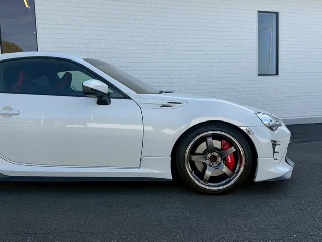 ８６ ＧＴ　ＴＲＤエアロＬＥＤ付（Ｆ／Ｓ／Ｒ／トランク）　ブレンボブレーキ　ＡＤＶＡＮレーシングＧＴ１８インチアルミホイール　ブリッツ車高調　ＧＲｅｄｄｙステアリング　ケンウッドナビ　バックモニター　オートライト（20枚目）