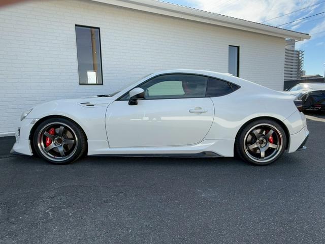 ８６ ＧＴ　ＴＲＤエアロＬＥＤ付（Ｆ／Ｓ／Ｒ／トランク）　ブレンボブレーキ　ＡＤＶＡＮレーシングＧＴ１８インチアルミホイール　ブリッツ車高調　ＧＲｅｄｄｙステアリング　ケンウッドナビ　バックモニター　オートライト（32枚目）