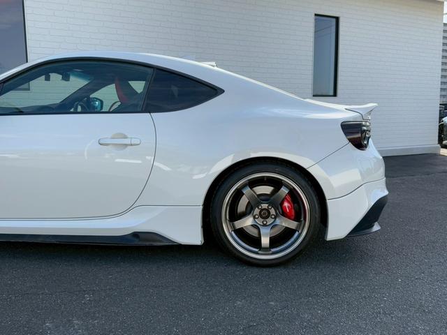 ８６ ＧＴ　ＴＲＤエアロＬＥＤ付（Ｆ／Ｓ／Ｒ／トランク）　ブレンボブレーキ　ＡＤＶＡＮレーシングＧＴ１８インチアルミホイール　ブリッツ車高調　ＧＲｅｄｄｙステアリング　ケンウッドナビ　バックモニター　オートライト（33枚目）