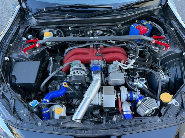 ８６ ＧＴリミテッド　ＴＲＤエアロ　メンバーブレース　エンジンミッション強化ブッシュ　ターボキット　大型ウイング　４本出マフラー　ダンパー　ＴＷＳ　ストリートマスターフィン　スポーツハンドル　ＯＳマスターハーフレザーシート（4枚目）