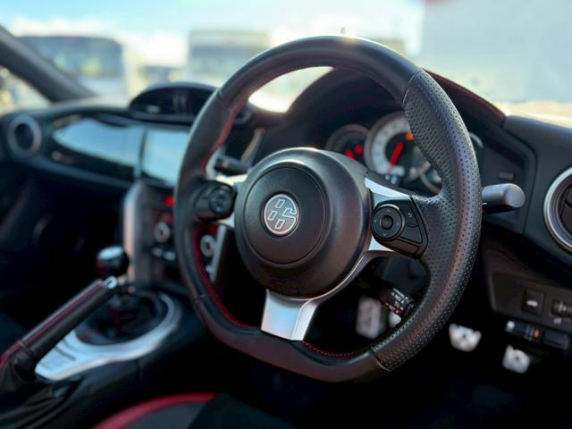 ８６ ＧＴリミテッド　ＴＲＤエアロ　メンバーブレース　エンジンミッション強化ブッシュ　ターボキット　大型ウイング　４本出マフラー　ダンパー　ＴＷＳ　ストリートマスターフィン　スポーツハンドル　ＯＳマスターハーフレザーシート（9枚目）