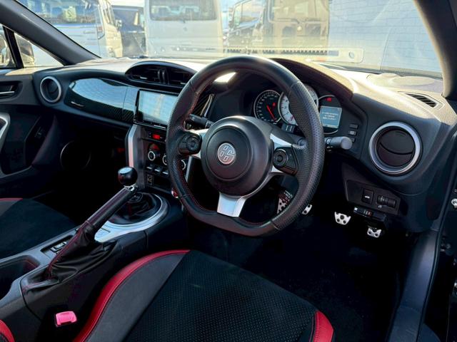 ８６ ＧＴリミテッド　ＴＲＤエアロ　メンバーブレース　エンジンミッション強化ブッシュ　ターボキット　大型ウイング　４本出マフラー　ダンパー　ＴＷＳ　ストリートマスターフィン　スポーツハンドル　ＯＳマスターハーフレザーシート（42枚目）