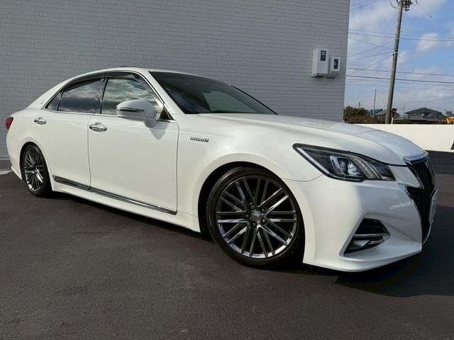 クラウンハイブリッド アスリートＳ　サンルーフ　メーカーナビ　バックカメラ　ＥＴＣ　ステアリングヒーター　シートヒーター　シートクーラー　純正ドラレコ　コンビステアリング　ローダウン　フルセグＴＶ　パワーシート　ブラックレザー　黒革内装（10枚目）