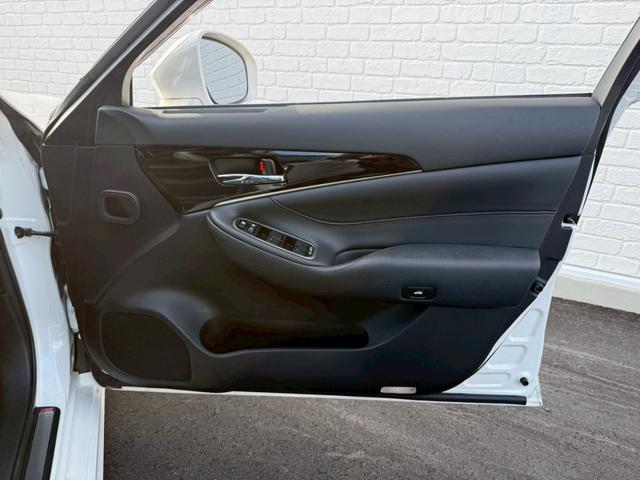 クラウンハイブリッド アスリートＳ　サンルーフ　メーカーナビ　バックカメラ　ＥＴＣ　ステアリングヒーター　シートヒーター　シートクーラー　純正ドラレコ　コンビステアリング　ローダウン　フルセグＴＶ　パワーシート　ブラックレザー　黒革内装（61枚目）