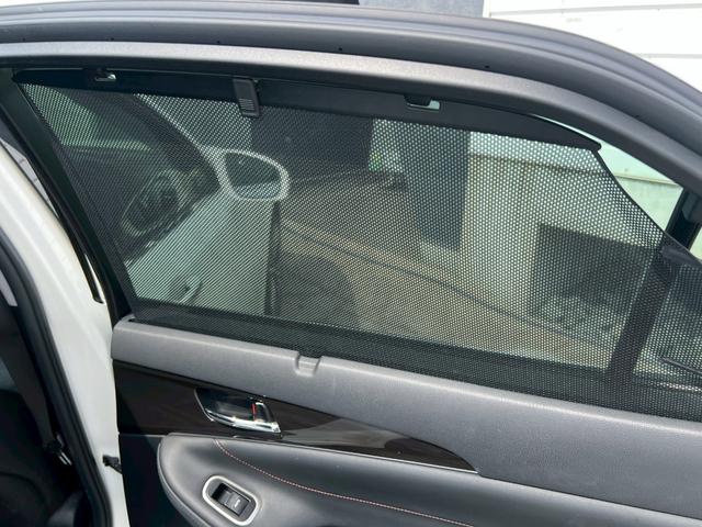 クラウンハイブリッド アスリートＧ　サンルーフ　メーカーオプション１８インチアルミ　純正ナビ　ＴＶ　バックモニター　ブラックレザーシート　プリクラッシュセーフティ　ＥＴＣ　プッシュボタンスタート　電動リアシェード　パワーシート電格ミラー（65枚目）