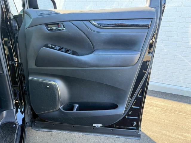 アルファード ２．５Ｓ　Ｃパッケージ　モデリスタエアロ／スポーツマフラー／シグネチャーイルミ　ツインサンルーフ　後席モニター　ＪＢＬプレミアムサウンド　３眼ＬＥＤヘッドライト　メーカーナビ　フルセグ　両側電動スライドドア　パワーバックドア（61枚目）