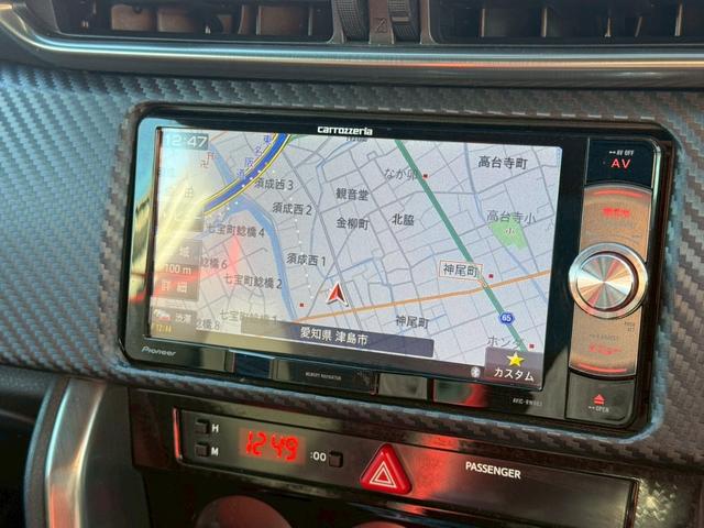 ８６ ＧＴ　ＴＲＤエアロ／フロントスポイラー／サイドスカート／リアバンパースポイラー／リアディフューザー／リアトランクスポイラー／エアロスタビライジングカバー　社外７インチナビ　ＥＴＣ　フルセグＴＶ　純正１７ＡＷ（4枚目）