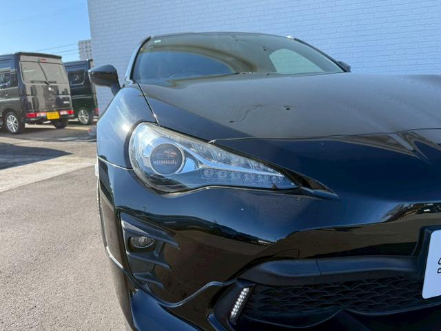 ８６ ＧＴ　ＴＲＤエアロ／フロントスポイラー／サイドスカート／リアバンパースポイラー／リアディフューザー／リアトランクスポイラー／エアロスタビライジングカバー　社外７インチナビ　ＥＴＣ　フルセグＴＶ　純正１７ＡＷ（17枚目）