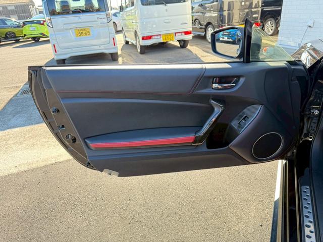 ８６ ＧＴ　ＴＲＤエアロ／フロントスポイラー／サイドスカート／リアバンパースポイラー／リアディフューザー／リアトランクスポイラー／エアロスタビライジングカバー　社外７インチナビ　ＥＴＣ　フルセグＴＶ　純正１７ＡＷ（63枚目）