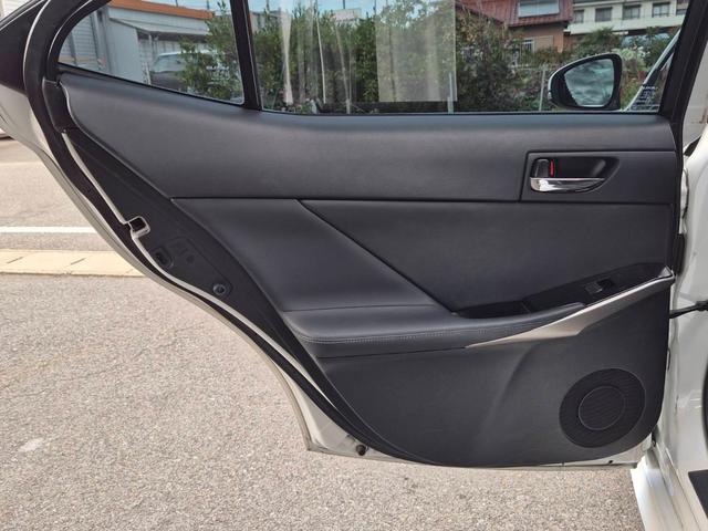 LEXUS IS IS300H