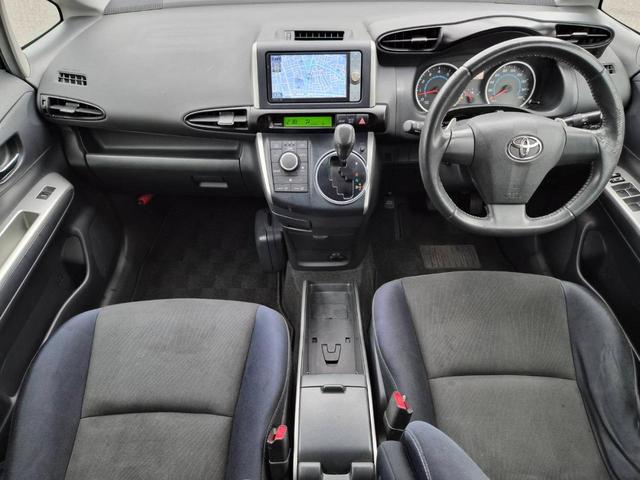 ウィッシュ １．８Ｓ　純正ナビ　地デジ　バックカメラ　ＥＴＣ　横滑り防止装置　３列７人乗り　スマートキー＆プッシュスタート　オートエアコン　フロントフォグランプ　社外ＡＷ１７インチ　イモビライザー　ユーザー買取車両（3枚目）