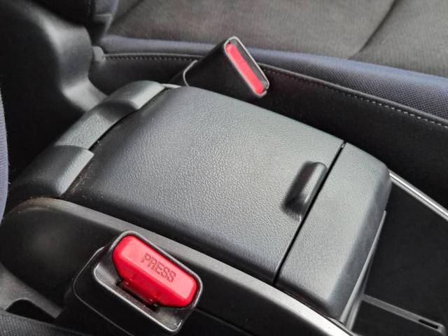 ウィッシュ １．８Ｓ　純正ナビ　地デジ　バックカメラ　ＥＴＣ　横滑り防止装置　３列７人乗り　スマートキー＆プッシュスタート　オートエアコン　フロントフォグランプ　社外ＡＷ１７インチ　イモビライザー　ユーザー買取車両（7枚目）