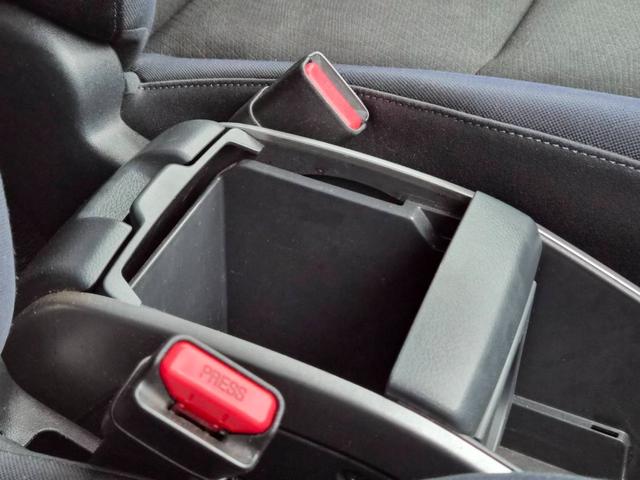 ウィッシュ １．８Ｓ　純正ナビ　地デジ　バックカメラ　ＥＴＣ　横滑り防止装置　３列７人乗り　スマートキー＆プッシュスタート　オートエアコン　フロントフォグランプ　社外ＡＷ１７インチ　イモビライザー　ユーザー買取車両（8枚目）