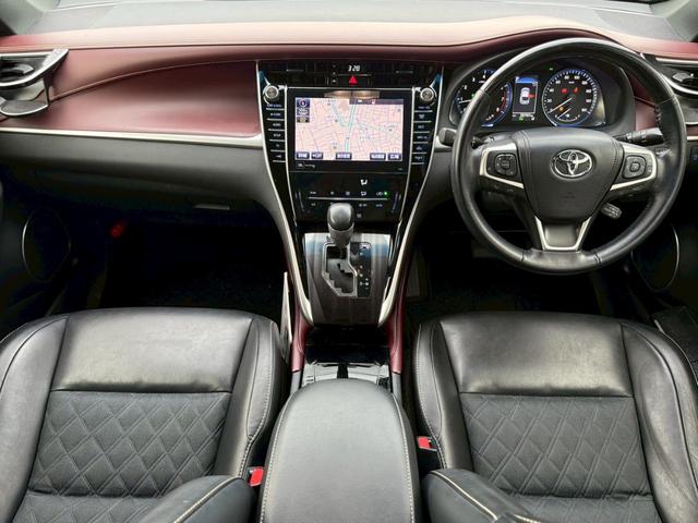 ハリアー プログレス　サンルーフ　モデリスタエアロ　メーカーナビＴＶ　パノラミックビュー　ＪＢＬサウンド　ドライブレコーダー　ＥＴＣ　プリクラッシュセーフティ　レーンキープ　パワーバックドア　クリアランスソナー　買取車両（5枚目）