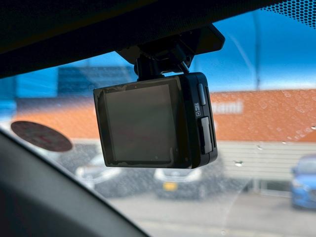 ハリアー プログレス　サンルーフ　モデリスタエアロ　メーカーナビＴＶ　パノラミックビュー　ＪＢＬサウンド　ドライブレコーダー　ＥＴＣ　プリクラッシュセーフティ　レーンキープ　パワーバックドア　クリアランスソナー　買取車両（9枚目）