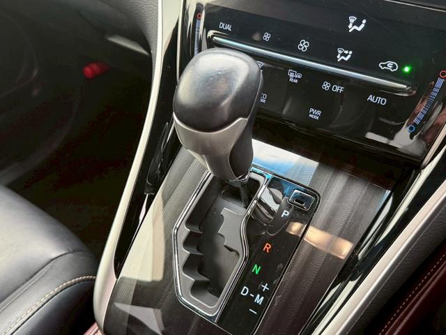 ハリアー プログレス　サンルーフ　モデリスタエアロ　メーカーナビＴＶ　パノラミックビュー　ＪＢＬサウンド　ドライブレコーダー　ＥＴＣ　プリクラッシュセーフティ　レーンキープ　パワーバックドア　クリアランスソナー　買取車両（12枚目）