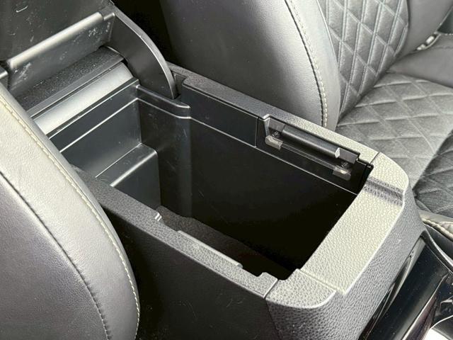 ハリアー プログレス　サンルーフ　モデリスタエアロ　メーカーナビＴＶ　パノラミックビュー　ＪＢＬサウンド　ドライブレコーダー　ＥＴＣ　プリクラッシュセーフティ　レーンキープ　パワーバックドア　クリアランスソナー　買取車両（13枚目）