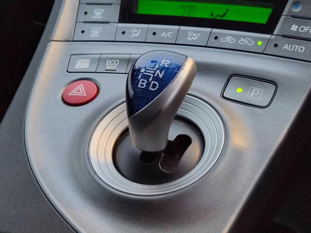 プリウス Ｓ　後期モデル　純正ＨＤＤナビ　ＣＤＤＶＤ再生可　バックカメラ　フロントカメラ　ＥＴＣ　スマートキー　イモビライザー　ステアリングリモコン　フォグランプ　ユーザー買取（12枚目）