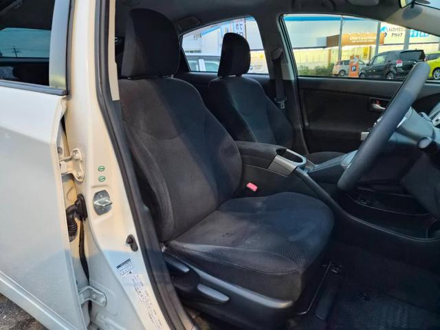 プリウス Ｓ　後期モデル　純正ＨＤＤナビ　ＣＤＤＶＤ再生可　バックカメラ　フロントカメラ　ＥＴＣ　スマートキー　イモビライザー　ステアリングリモコン　フォグランプ　ユーザー買取（13枚目）