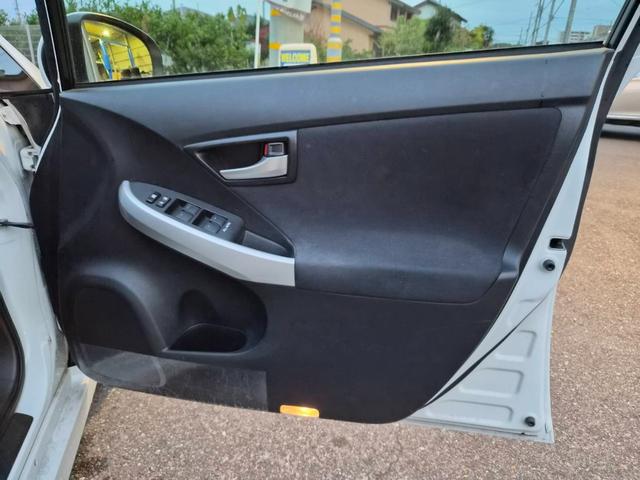 プリウス Ｓ　後期モデル　純正ＨＤＤナビ　ＣＤＤＶＤ再生可　バックカメラ　フロントカメラ　ＥＴＣ　スマートキー　イモビライザー　ステアリングリモコン　フォグランプ　ユーザー買取（19枚目）