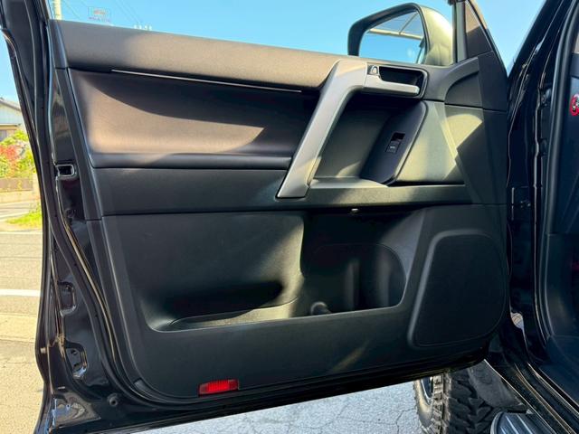 ランドクルーザープラド 　サンルーフ　リフトアップ　Ｍ／Ｔタイヤ（ＹＯＫＯＨＡＭＡ２０２５年製）　アルパイン９型ナビＴＶ　バックカメラ　前後ドライブレコーダー　ＥＴＣ　本革　ベンチレーション　クリアランスソナー　プリクラッシュ（23枚目）