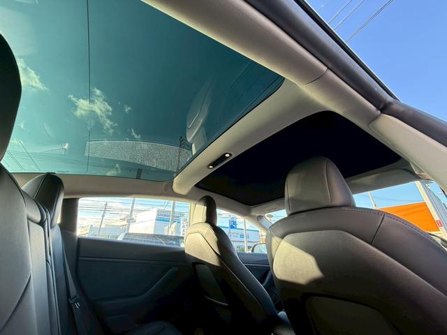 【ガラスルーフ】解放感溢れるガラスルーフを装備しております。