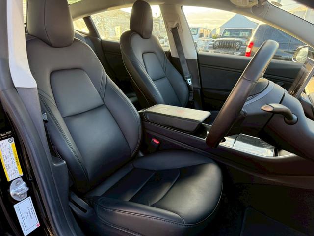 【前席シート】ホールド性に優れたシート形状。使用感も少なく、状態も良好。