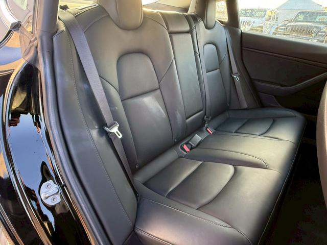 【後席シート】ゆったりとしたスペースが確保されております。破れや汚れ等、大きなダメージも見受けられません。