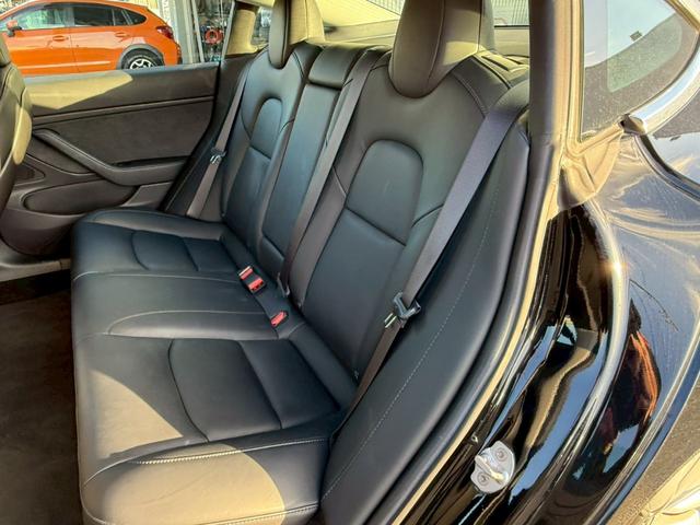 【後席シート】ゆったりとしたスペースが確保されております。破れや汚れ等、大きなダメージも見受けられません。