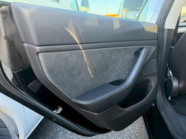 【ドアトリム】もちろん、ご納車前にも車内クリーニングを実施。光触媒を用いた除菌・消臭コーティングのお取り扱いもございます。ご要望の際はスタッフまでご相談下さい。