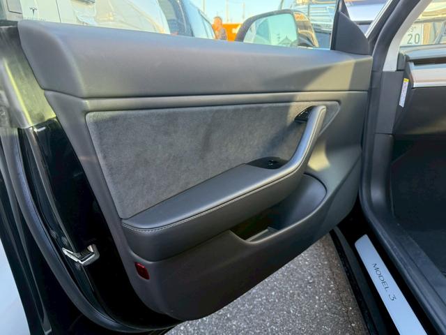 【ドアトリム】もちろん、ご納車前にも車内クリーニングを実施。光触媒を用いた除菌・消臭コーティングのお取り扱いもございます。ご要望の際はスタッフまでご相談下さい。