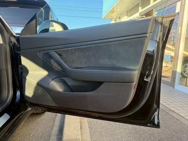 【ドアトリム】もちろん、ご納車前にも車内クリーニングを実施。光触媒を用いた除菌・消臭コーティングのお取り扱いもございます。ご要望の際はスタッフまでご相談下さい。