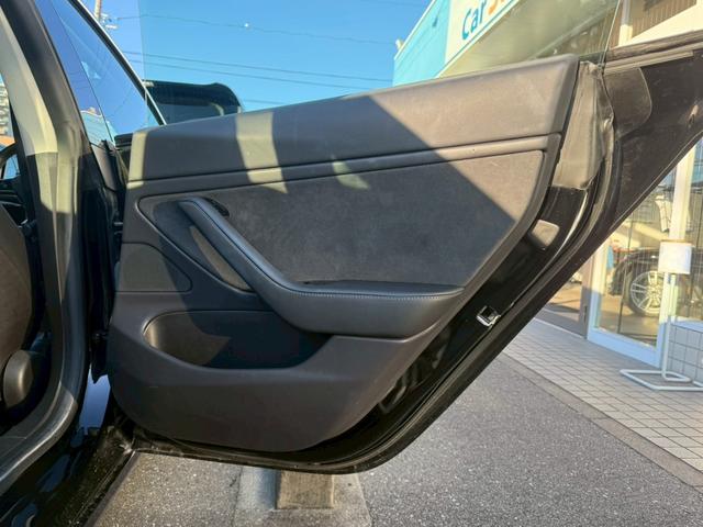 【ドアトリム】もちろん、ご納車前にも車内クリーニングを実施。光触媒を用いた除菌・消臭コーティングのお取り扱いもございます。ご要望の際はスタッフまでご相談下さい。