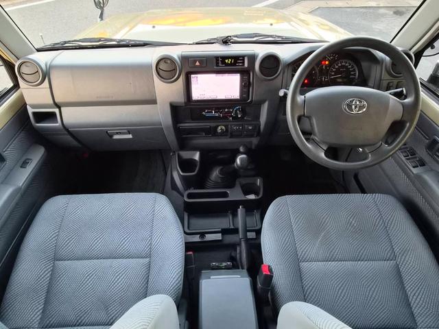 ランドクルーザー７０ バン　ＢＦグッドリッチＡ／Ｔタイヤ（２６５／７０Ｒ１６）　純正ナビＴＶ　ドライブレコーダー　ＥＴＣ　社外１６インチホイール　キーレスエントリー　イモビライザー　サイドバイザー　フォグランプ　３０周年記念（5枚目）