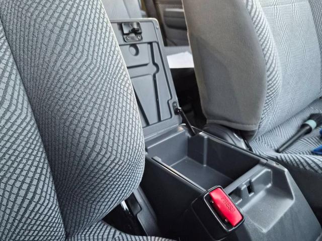 ランドクルーザー７０ バン　ＢＦグッドリッチＡ／Ｔタイヤ（２６５／７０Ｒ１６）　純正ナビＴＶ　ドライブレコーダー　ＥＴＣ　社外１６インチホイール　キーレスエントリー　イモビライザー　サイドバイザー　フォグランプ　３０周年記念（10枚目）