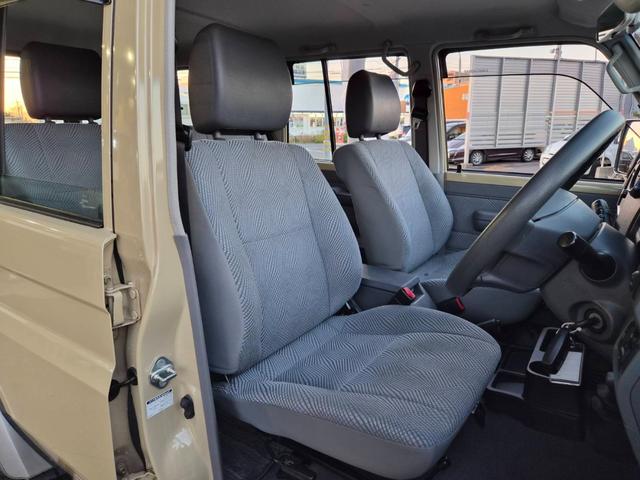 ランドクルーザー７０ バン　ＢＦグッドリッチＡ／Ｔタイヤ（２６５／７０Ｒ１６）　純正ナビＴＶ　ドライブレコーダー　ＥＴＣ　社外１６インチホイール　キーレスエントリー　イモビライザー　サイドバイザー　フォグランプ　３０周年記念（13枚目）
