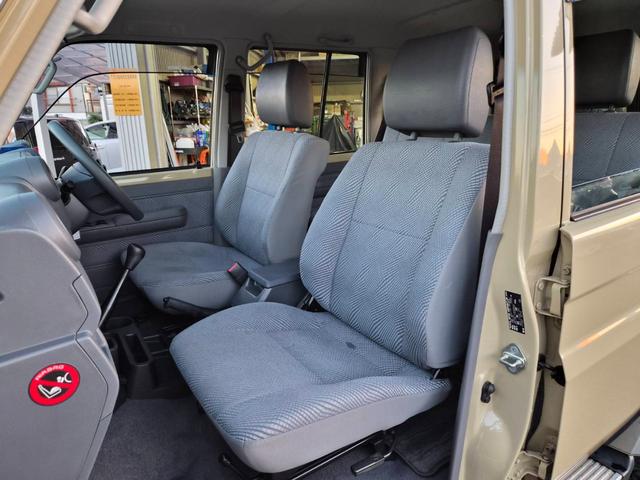 ランドクルーザー７０ バン　ＢＦグッドリッチＡ／Ｔタイヤ（２６５／７０Ｒ１６）　純正ナビＴＶ　ドライブレコーダー　ＥＴＣ　社外１６インチホイール　キーレスエントリー　イモビライザー　サイドバイザー　フォグランプ　３０周年記念（15枚目）
