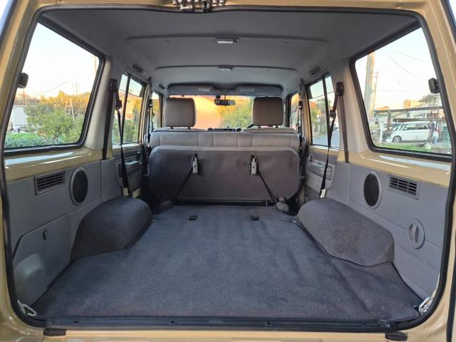 ランドクルーザー７０ バン　ＢＦグッドリッチＡ／Ｔタイヤ（２６５／７０Ｒ１６）　純正ナビＴＶ　ドライブレコーダー　ＥＴＣ　社外１６インチホイール　キーレスエントリー　イモビライザー　サイドバイザー　フォグランプ　３０周年記念（18枚目）