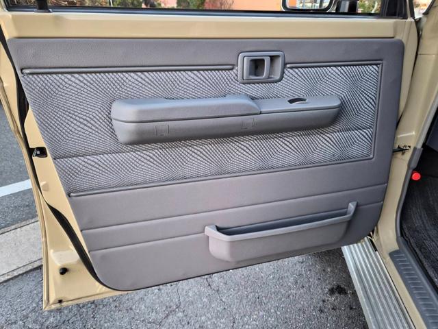 ランドクルーザー７０ バン　ＢＦグッドリッチＡ／Ｔタイヤ（２６５／７０Ｒ１６）　純正ナビＴＶ　ドライブレコーダー　ＥＴＣ　社外１６インチホイール　キーレスエントリー　イモビライザー　サイドバイザー　フォグランプ　３０周年記念（20枚目）