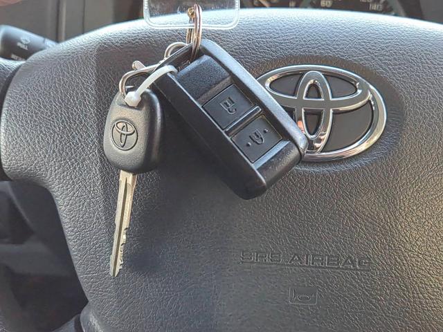 ランドクルーザー７０ バン　ＢＦグッドリッチＡ／Ｔタイヤ（２６５／７０Ｒ１６）　純正ナビＴＶ　ドライブレコーダー　ＥＴＣ　社外１６インチホイール　キーレスエントリー　イモビライザー　サイドバイザー　フォグランプ　３０周年記念（30枚目）