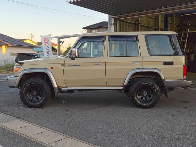 ランドクルーザー７０ バン　ＢＦグッドリッチＡ／Ｔタイヤ（２６５／７０Ｒ１６）　純正ナビＴＶ　ドライブレコーダー　ＥＴＣ　社外１６インチホイール　キーレスエントリー　イモビライザー　サイドバイザー　フォグランプ　３０周年記念（37枚目）