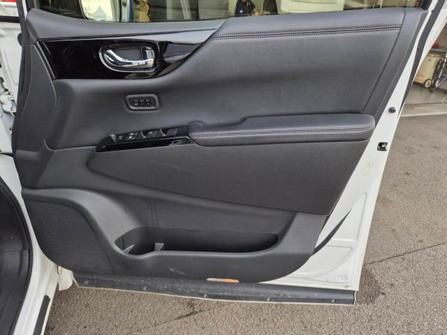 エルグランド ２５０ハイウェイスタープレミアム　純正１０型ナビＴＶ　フリップダウンモニター　アラウンドビューモニター　ＥＴＣ　両側パワースライドドア　パワーバックドア　レザーシート　シートヒーター　衝突軽減　レーダークルーズ（26枚目）